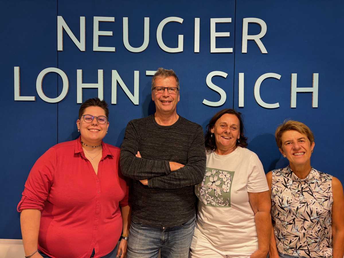 4 Personen vor einer Wand