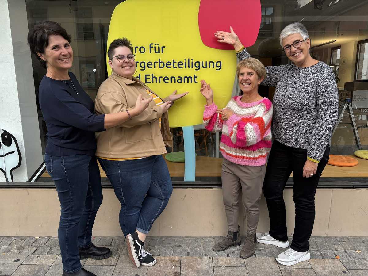 4 Frauen stehen vor dem Büro