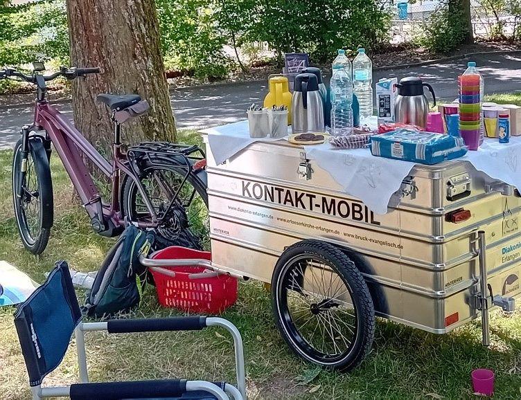 Fahrrad mit Anhänger auf dem Getränke stehen