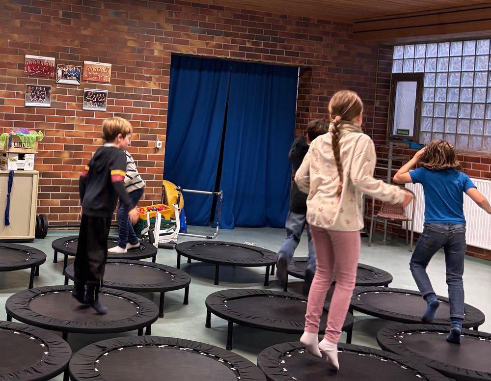 Kinder springen auf Trampolins