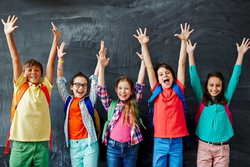 Stadtteilpatenschaft Begeisterte Kinder strecken Arme in die Höhe