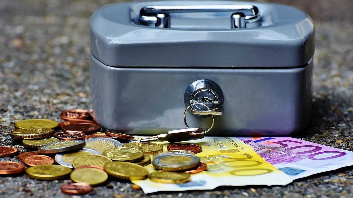 Geldkassette mit Geld davor