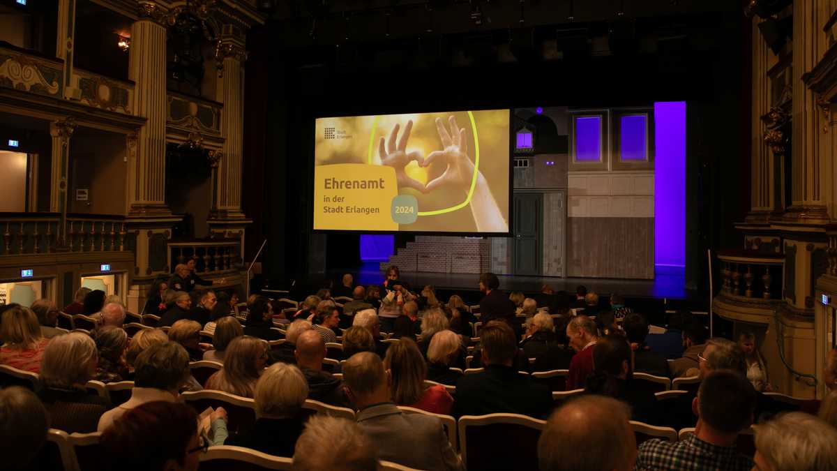 Theaterssaal mit Leinwand auf der Bühne