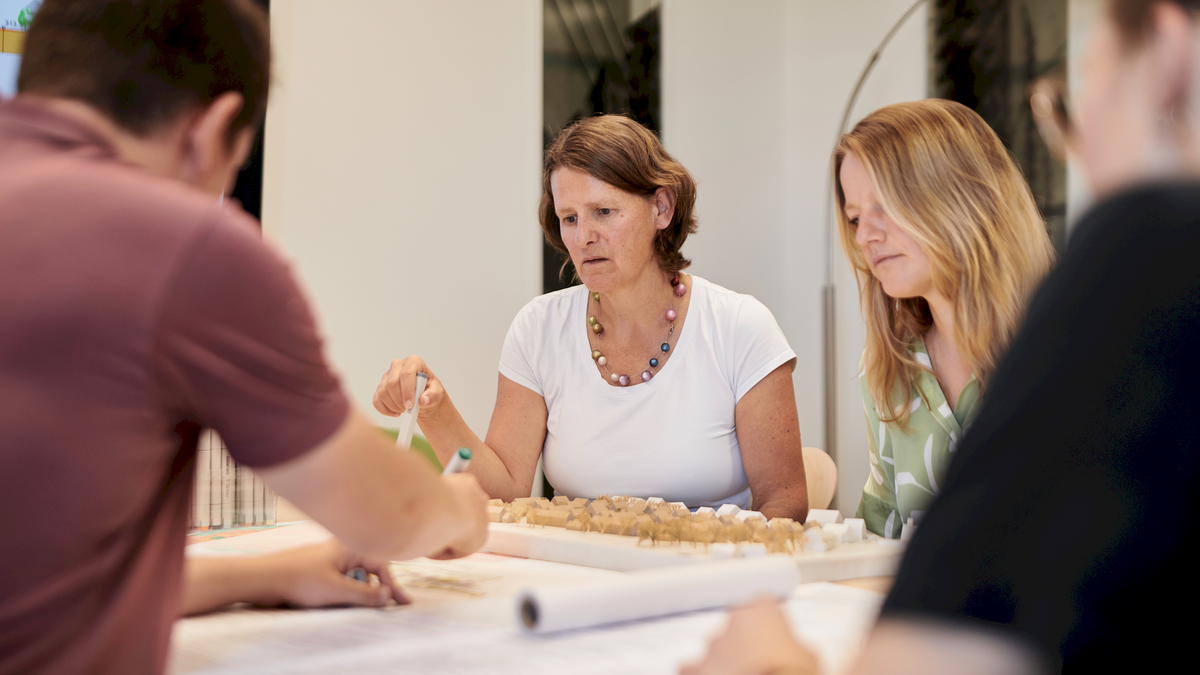 Menschen sitzen um einen Tisch
