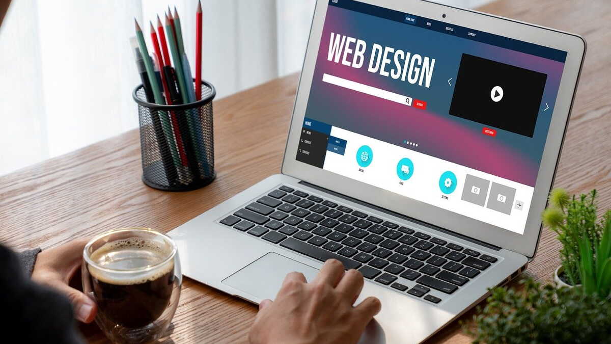 Mensch sitzt am Laptop