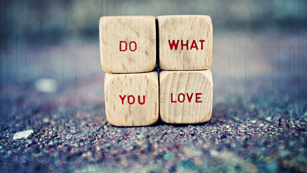 Vier Würfel mit den Worten do what you love (tu, was Du liebst)
